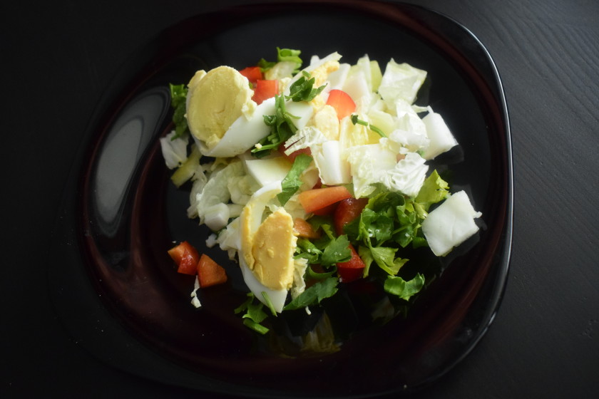 Салат с яйцом и овощами для желающих похудеть 