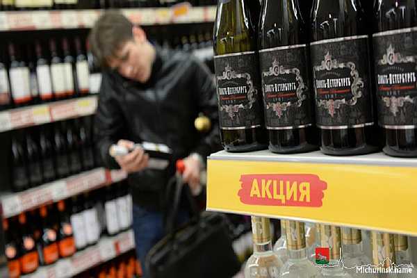 Со скольки лет можно употрeбллять алкоголь в России? 