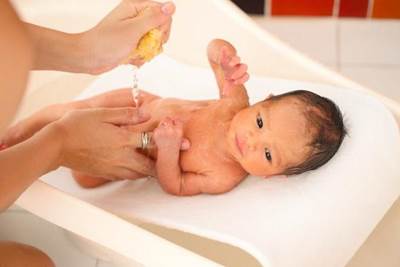 Как купать новорожденного и малыша до года 