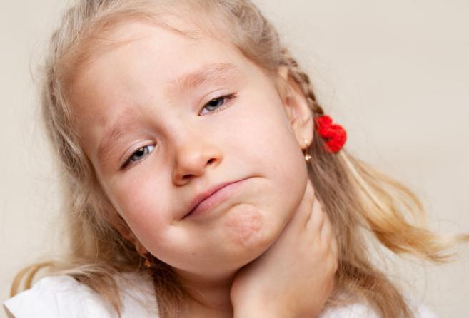 Чем опасна лакунарная ангина у детей и как ее лечить? 
