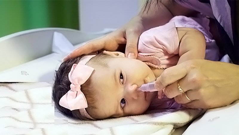 Как и зачем промывать нос физраствором ребенку: особенности процедуры 