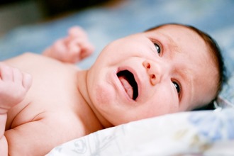 Как определить красное горло у маленького ребенка? 