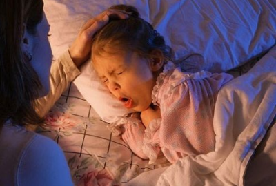 Как остановить сильный сухой кашель у ребенка в домашних условиях — чем снять приступ ночью? 
