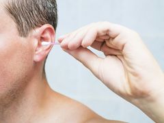 Мокнут уши внутри – как избавиться от влаги в ушных paковинах 