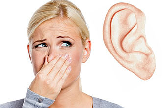 Почему у человека неприятно пахнет из уха? 