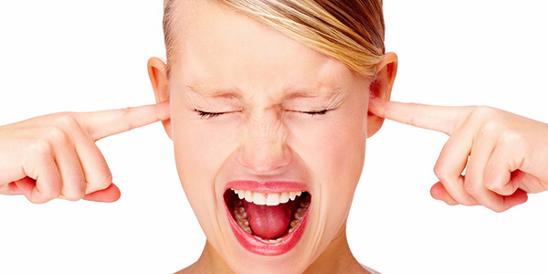 Шум в ушах: причины, симптомы, лечение 