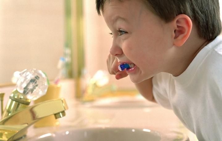 Как научить ребёнка правильно чистить зубы: действенные рекомендации 