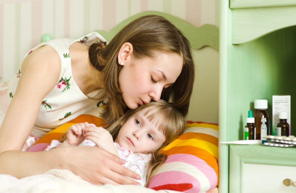 Как защитить ребенка, если мама заболела гриппом и ОРВИ? 