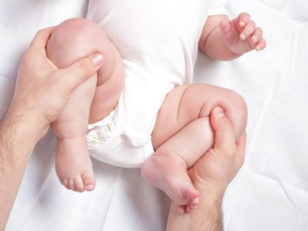 Хрустят суставы у грудничка, почему у новорожденного щелкают суставы? 