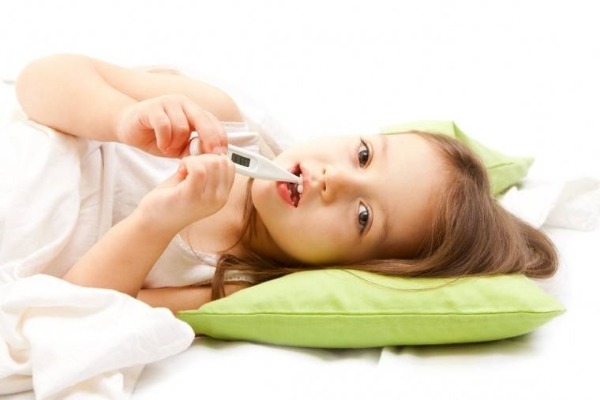 Как помочь ребенку, если у него температура и болит голова 