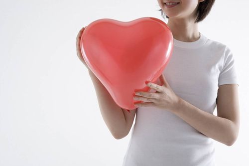 Как справиться с регулярными болями в сердце перед мecячными 