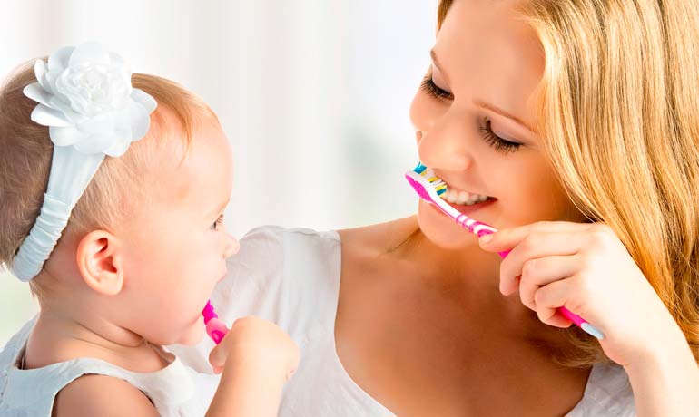 Когда начинать чистить зубки детям? 