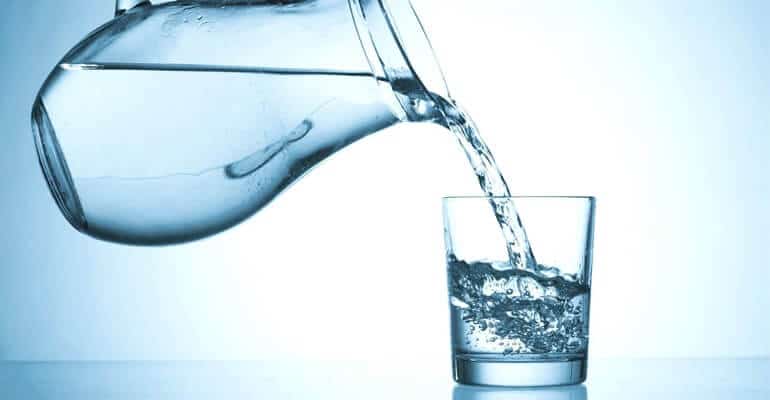 Как пить воду, чтобы избавиться от запоров? 