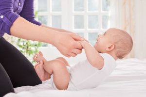 Массаж животика при коликах у новорожденного. Как правильно делать, гимнастику грудничку: техника, упражнения 