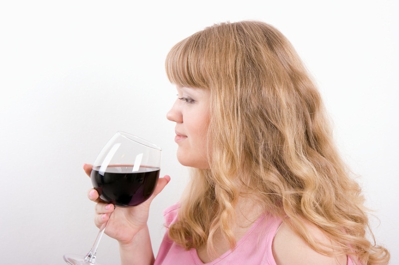 Может ли женщина, кормящая малыша грудью, выпить бокал красного или белого вина? Не навредит ли алкоголь грудничку? 