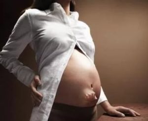 На каком сроке беременности начинает шевелиться ребёнок: ощущения женщины 