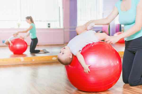 Упражнения на фитболе для грудных детей и малышей постарше 