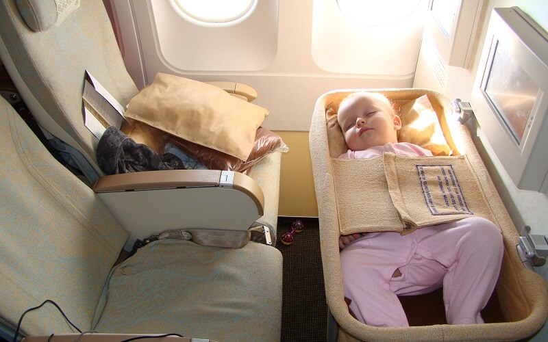 В самолет с грудничком: как организовать перелет с новорожденным и с какого возраста покупать билет ребенку? 