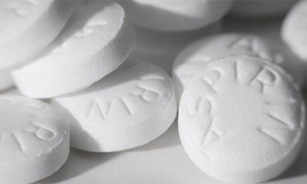 Как аспирин влияет на давление: понижает или повышает 
