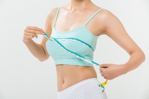 7 причин почему обвисает грудь у девушек и женщин — кормление и роды, резкое похудение и другие 