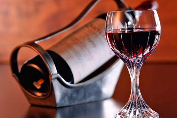 Как влияет красное вино на давление, повышает или понижает, какое можно пить 