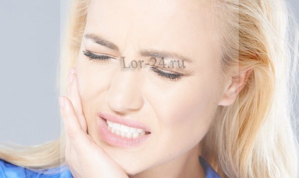 Болит ухо при жевании: о чем говорит этот симптом 