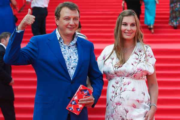  Мужья и жены знаменитостей россии