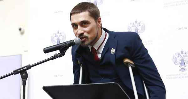 Травмированному Билану присвоено звание заслуженного артиста России: за наградой певец пришел на костылях