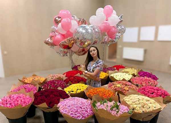 В день рождения жены Дмитрий Тарасов скупил весь цветочный магазин: 25 букетов за 25 лет ее жизни