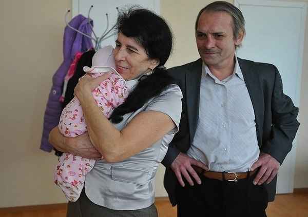 Родившая в 60 москвичка рассказала, как растет ее маленькая дочь, несмотря на негативные прогнозы врачей