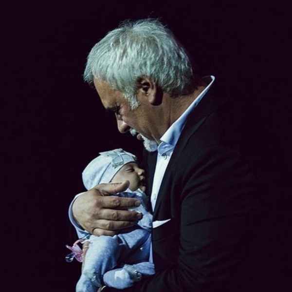 "Неужели снова стал отцом?": в сети активно обсуждают свежее фото Валерия Меладзе с новорожденным на руках