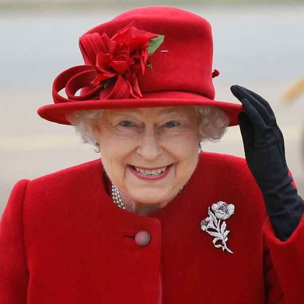 В бирюзовом пальто и кокетливой шляпке королева Великобритании Елизавета II сходила в продуктовый магазин
