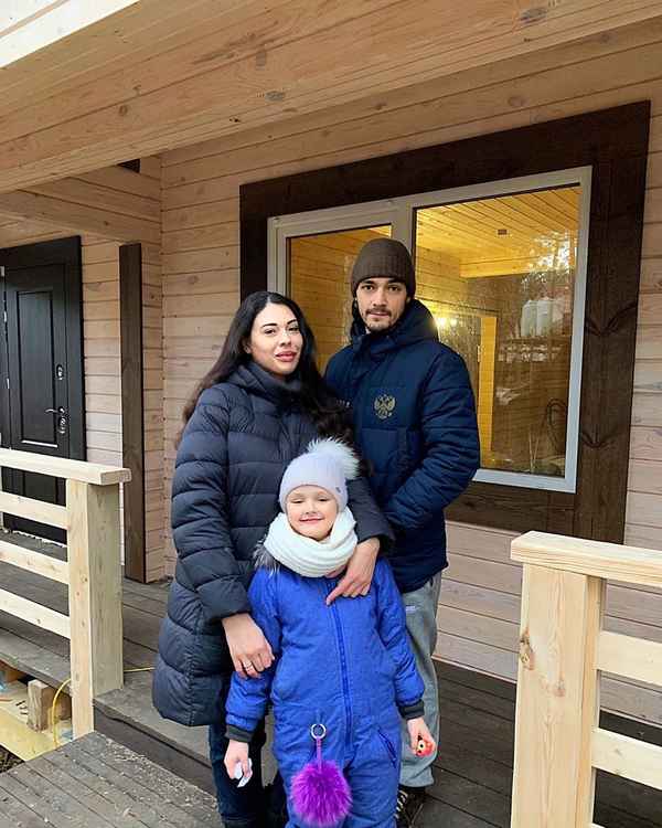 Экс-участница «Дом-2» Инна Воловичева строит дом за 7 000 000 рублей и готовится родить второго ребенка от любимого мужчины