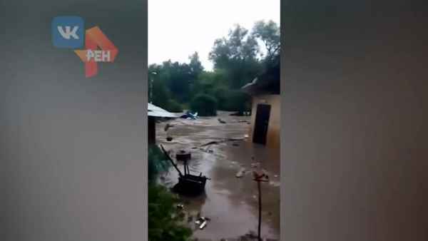 «Катастрофа была, ужас!»: неконтролируемая стихия заставила Аниту Цой всю ночь спасать свой дом от затопления