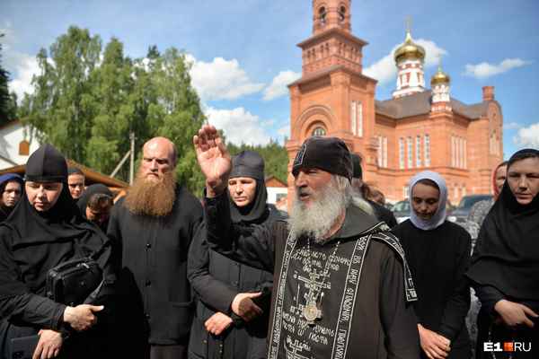 Православные потребовали у патриарха отлучить от церкви Константина Богомолова за "конщунственный спектакль"
