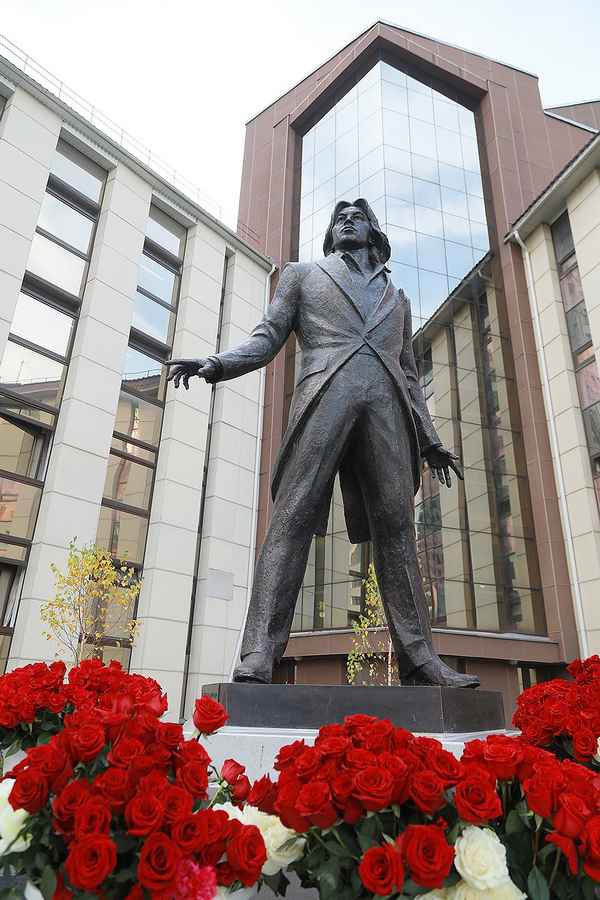 Родители Хворостовского продали квартиру в Москве, чтобы установить памятник легендарному баритону