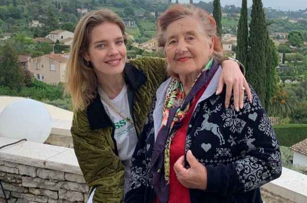 Водянова поздравила 90-летнюю бабушку поездкой в Париж с посещением культового салона красоты