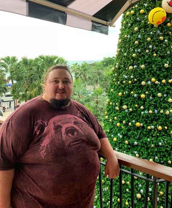 "Я за бодипозитив": сын художника Никаса Сафронова, который весит 242 кг, категорически отказывается худеть