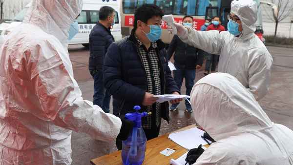 Китайские власти закрыли многомиллионный Ухань на карантин из-за опасной инфекции: эксклюзивное видео