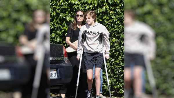 Дочери Анджелины Джоли перенесли серьезные операции: 13-летняя Шайло впервые показалась на публике на костылях