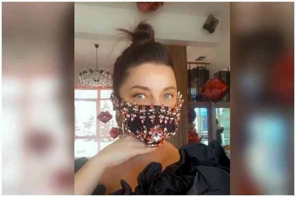 Красота против коронавируса: Наташа Королева показалась в защитной маске со стразами за 350 тысяч рублей