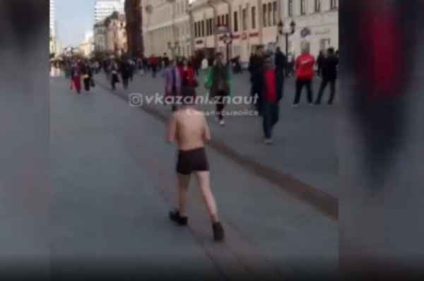 Разделся и разгуливал в непотребном виде по Красной площади: бывшего Ольги Бузовой доставили в отделение полиции