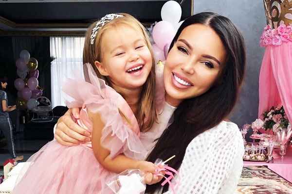 Розовая сказка для маленькой принцессы: Оксана Самойлова отметила день рождения младшей дочери на карантине