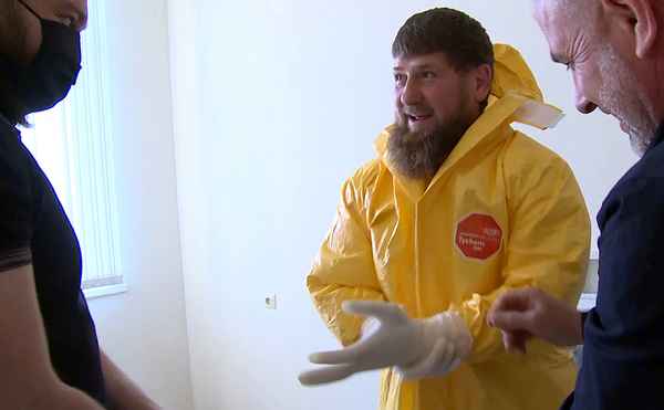 У Рамзана Кадырова подозревают коронавирус, чеченского лидера экстренно доставили в Москву самолетом