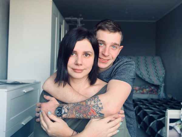 Блогерша из Краснодарского края официально расписалась со своим пасынком: "Объявляю нас мужем и женой"