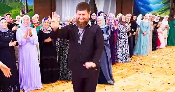 Вертолет с лепестками роз и лезгинка от главы Чечни: Рамзан Кадыров показал видео со свадьбы любимого племянника