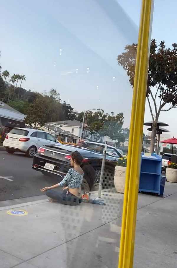 Дочь Успенской ходит по Лос-Анджелесу босиком, садится на дорогу и медитирует: появилось эксклюзивное видео