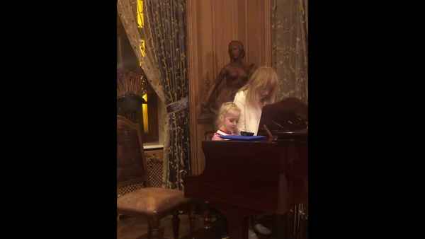 «Вот это да! Жена как дeвoчка!»: Алла Пугачева за роялем с дочкой Лизой удивила талантом и красотой поклонников