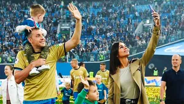 Пока знаменитости поддерживают Артема Дзюбу, его жена хранит молчание: сохранится ли семья футболиста