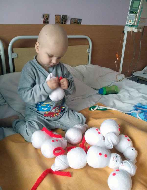 Снеговик нужен всем: онкобольной 4-летний мальчик сам шил игрушки, чтобы заработать на лечение